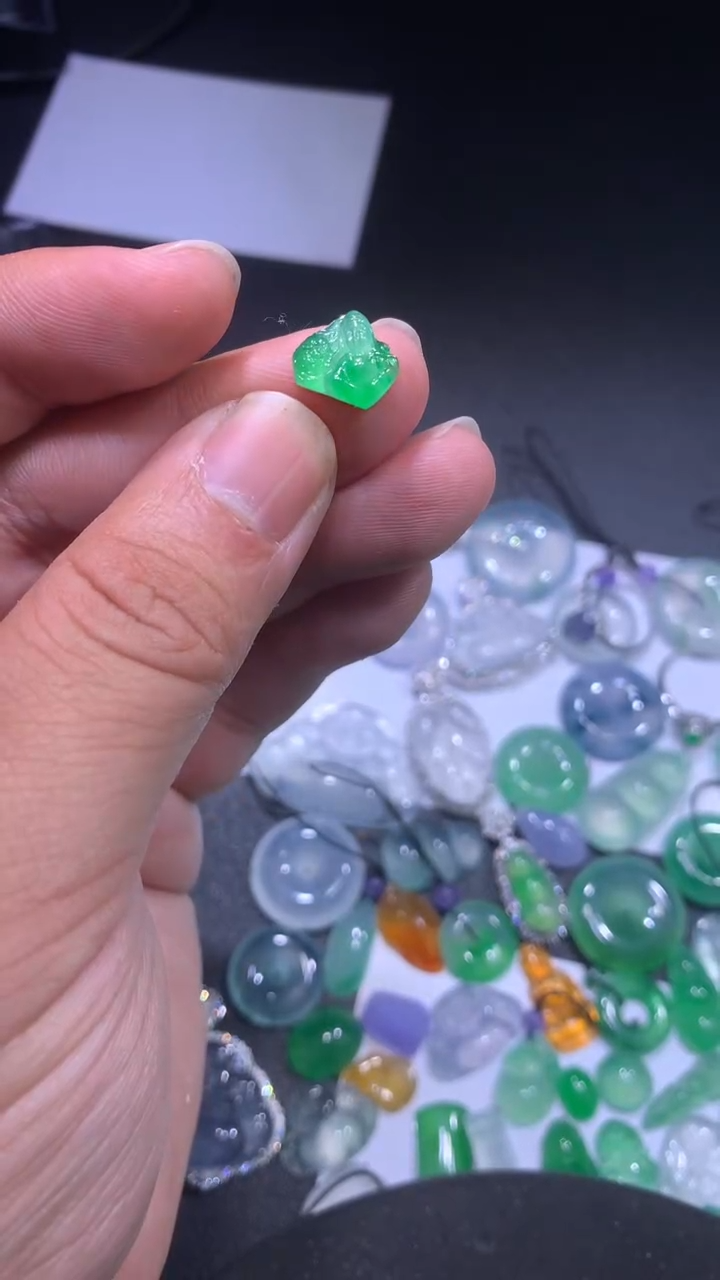 颈饰未镶嵌翡翠文书