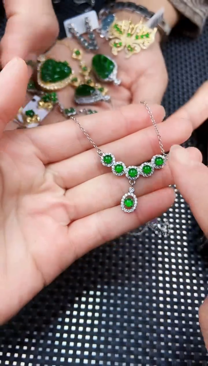 【闪购商品】翡翠颈饰未镶嵌11111111