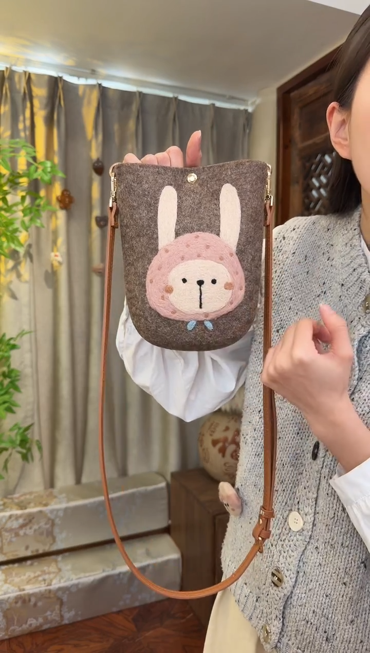 羊毛非遗羊毛毡包 手机包兔子