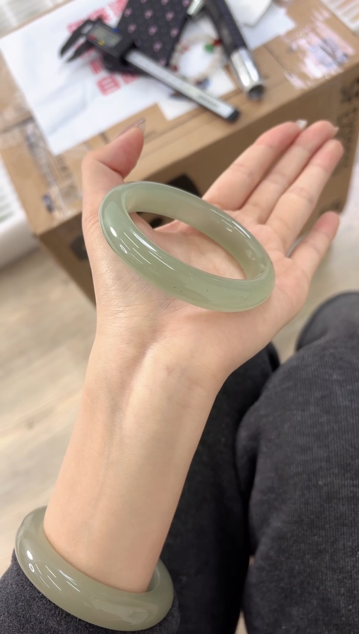 未镶嵌手镯石英质玉42-58D