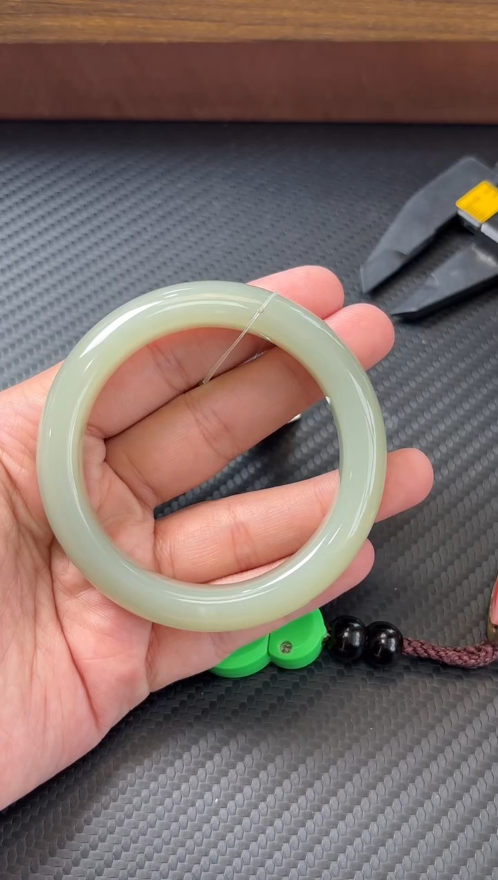 未镶嵌手镯和田玉且末微色差近矿54