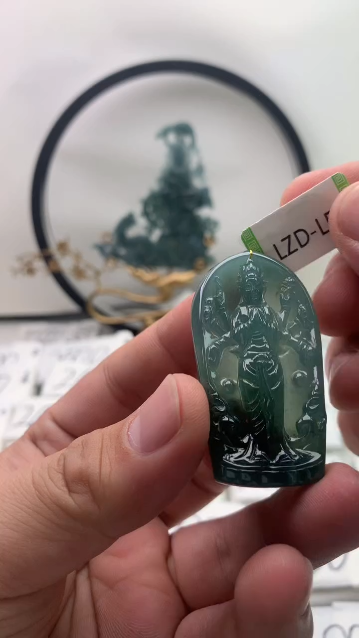 翡翠未镶嵌颈饰千手观音