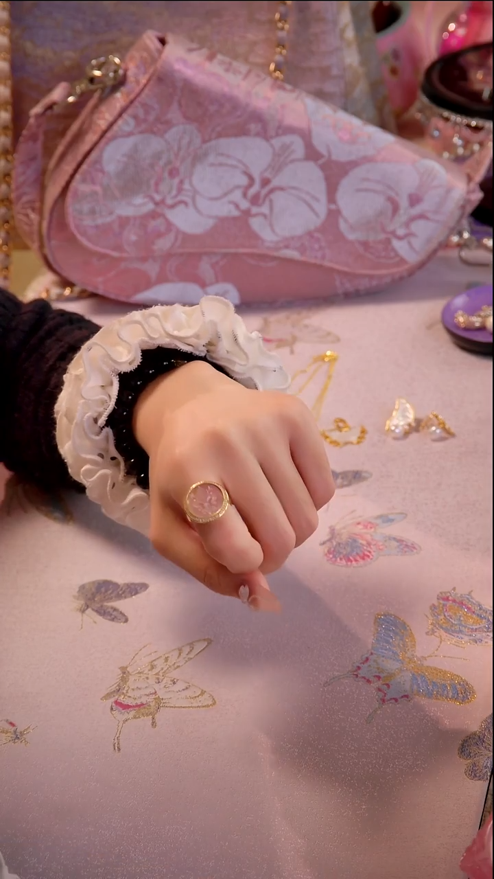 贝母戒指  如图所示