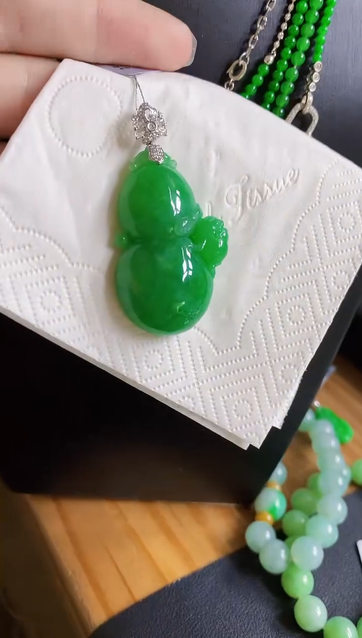 颈饰18K金镶嵌翡翠葫芦