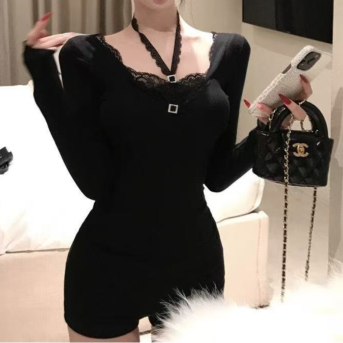 蕾丝拼接设计感挂脖长袖T恤女春秋打底衫纯欲风v领修身显瘦上衣