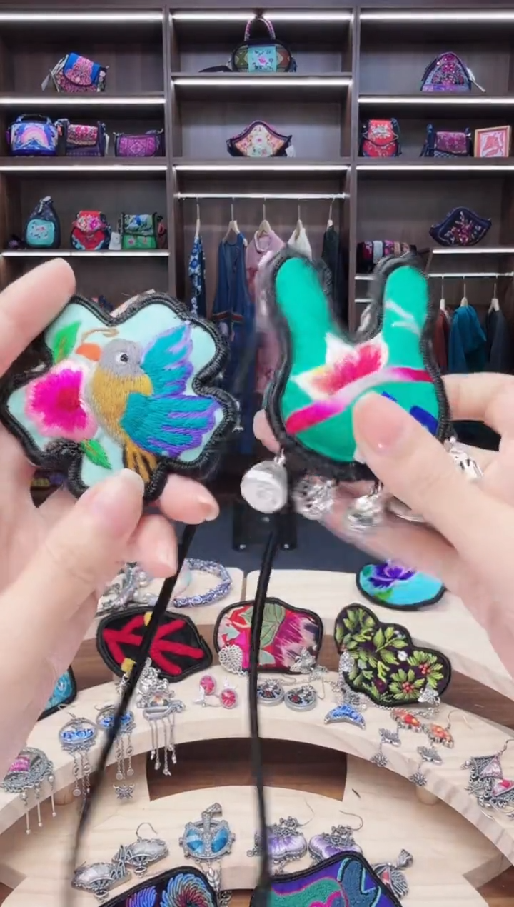 织绣12蒙阿苏苗绣传承店