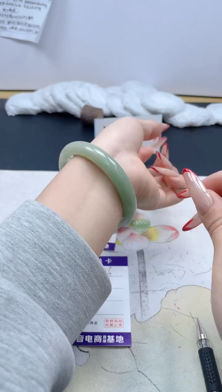 【闪购商品】石英质玉手镯未镶嵌396/58.3