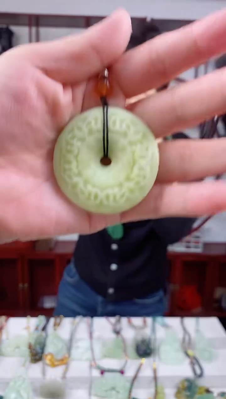 未镶嵌岫玉颈饰1