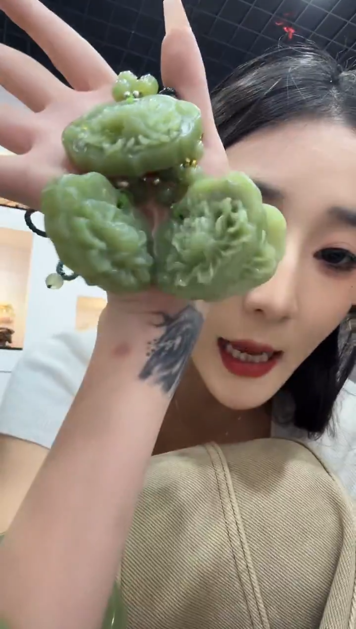 未镶嵌岫玉颈饰湖水绿牡丹花锁