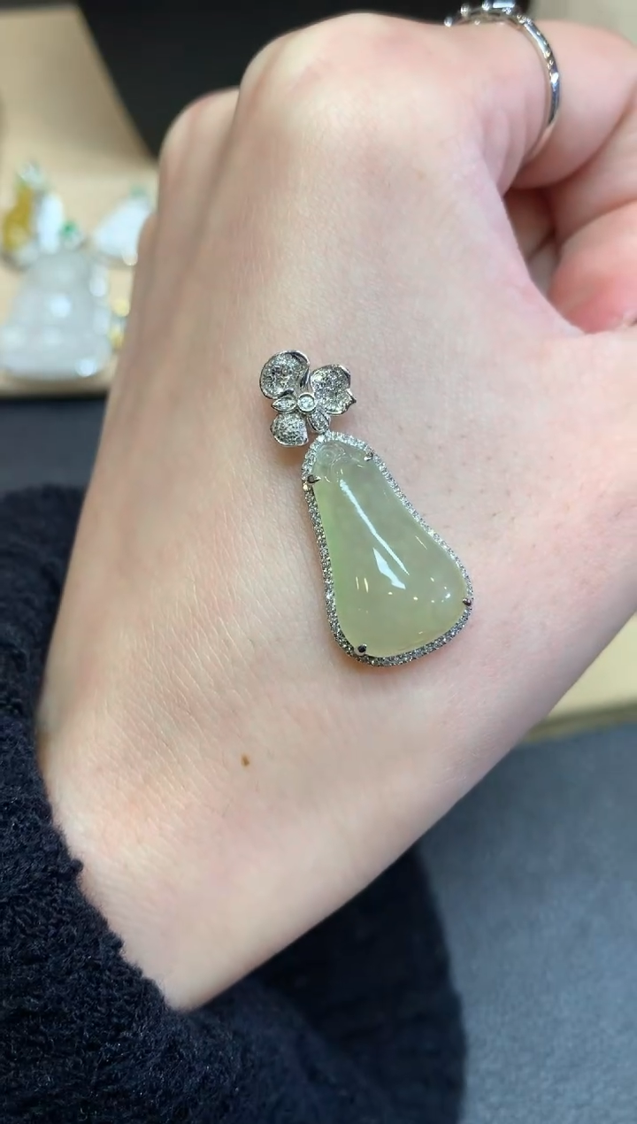 【闪购商品】翡翠颈饰18K金镶嵌福瓜【无服务费】