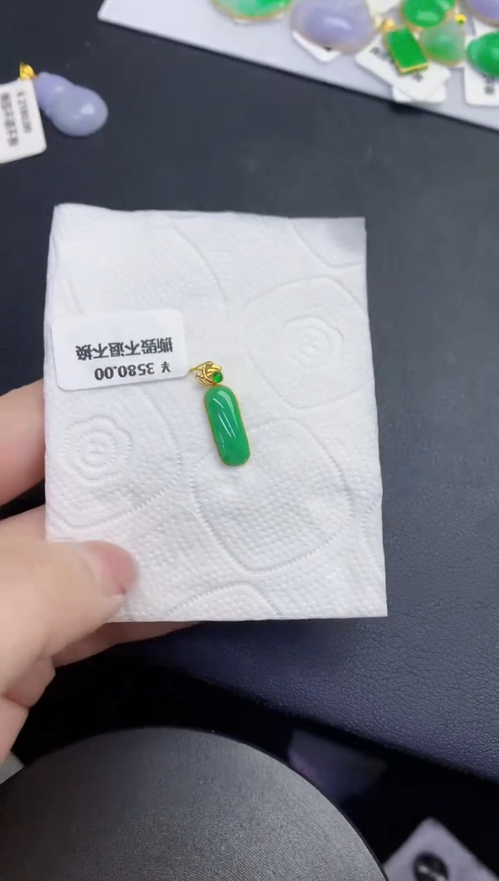 颈饰18K金镶嵌翡翠缅甸天然翡翠A货