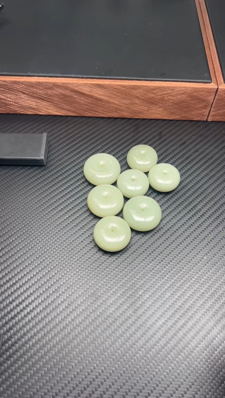 吊坠(赠链)未镶嵌和田玉且末微色差近矿多样性发货拍一发一