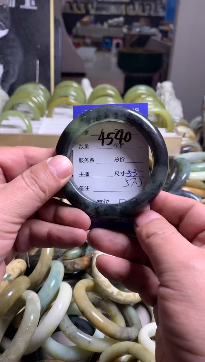 【闪购商品】蛇纹石玉手镯未镶嵌4540