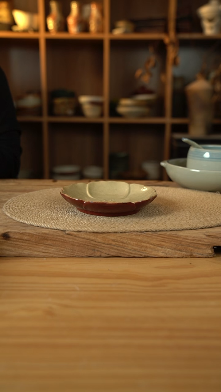 福利复古红系列的莲心花瓣碟1个