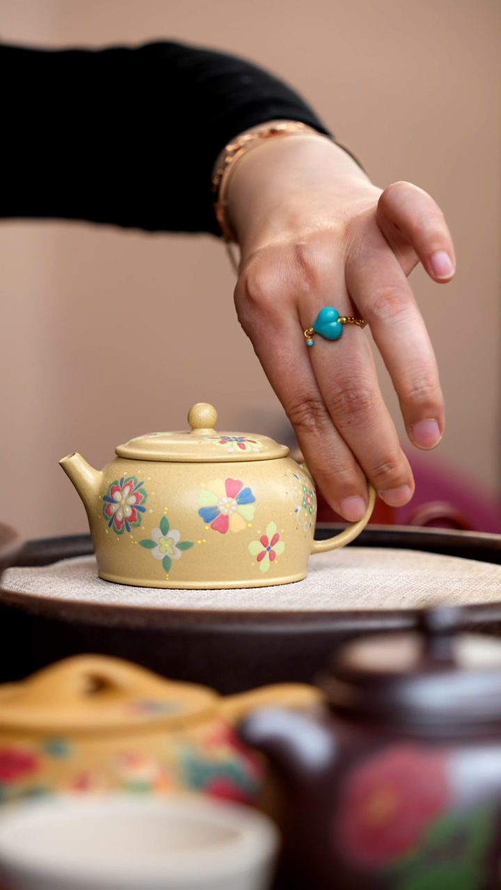 茶壶紫砂本山绿江兰泥绘皮球花