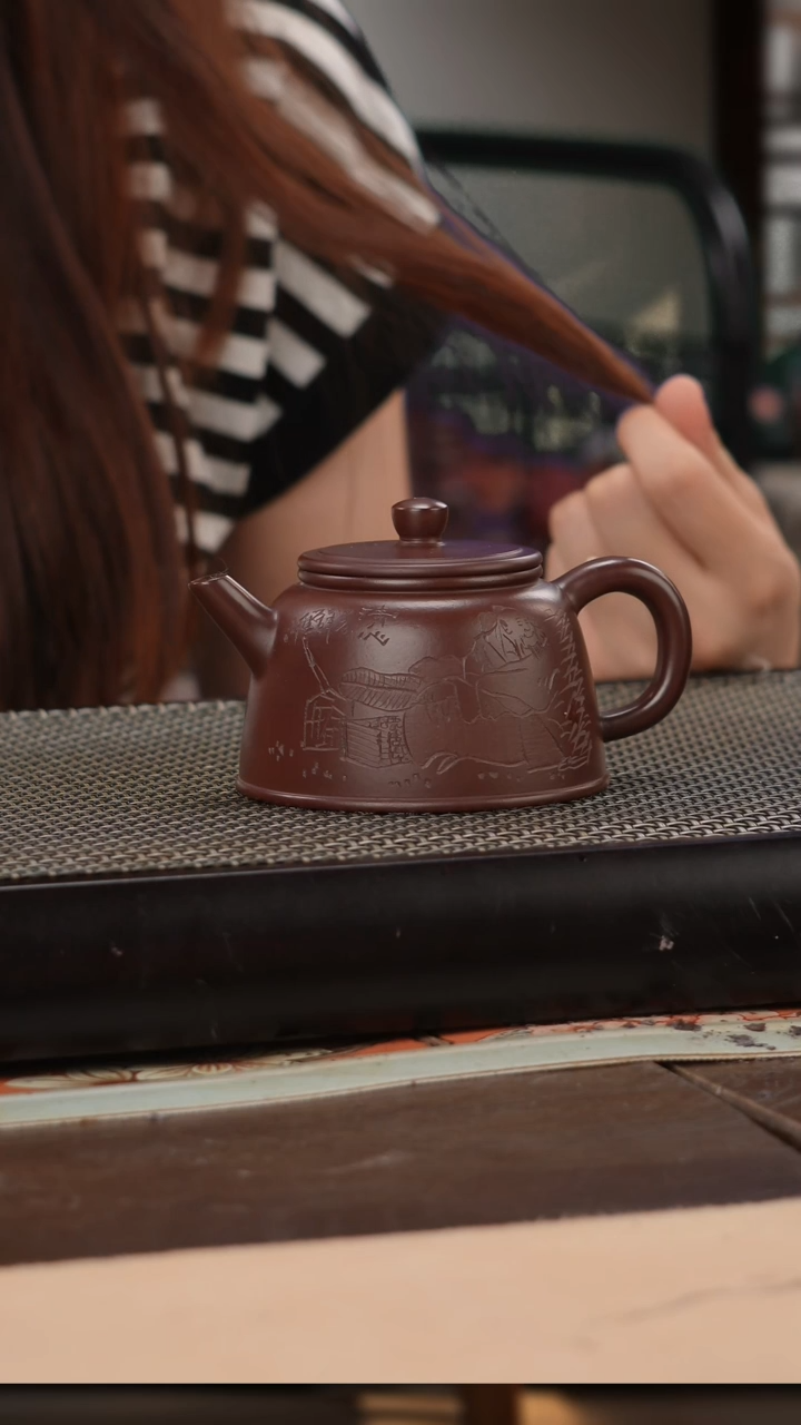 茶壶紫砂紫袍玉砂精工刻绘平盖剑流德钟160cc