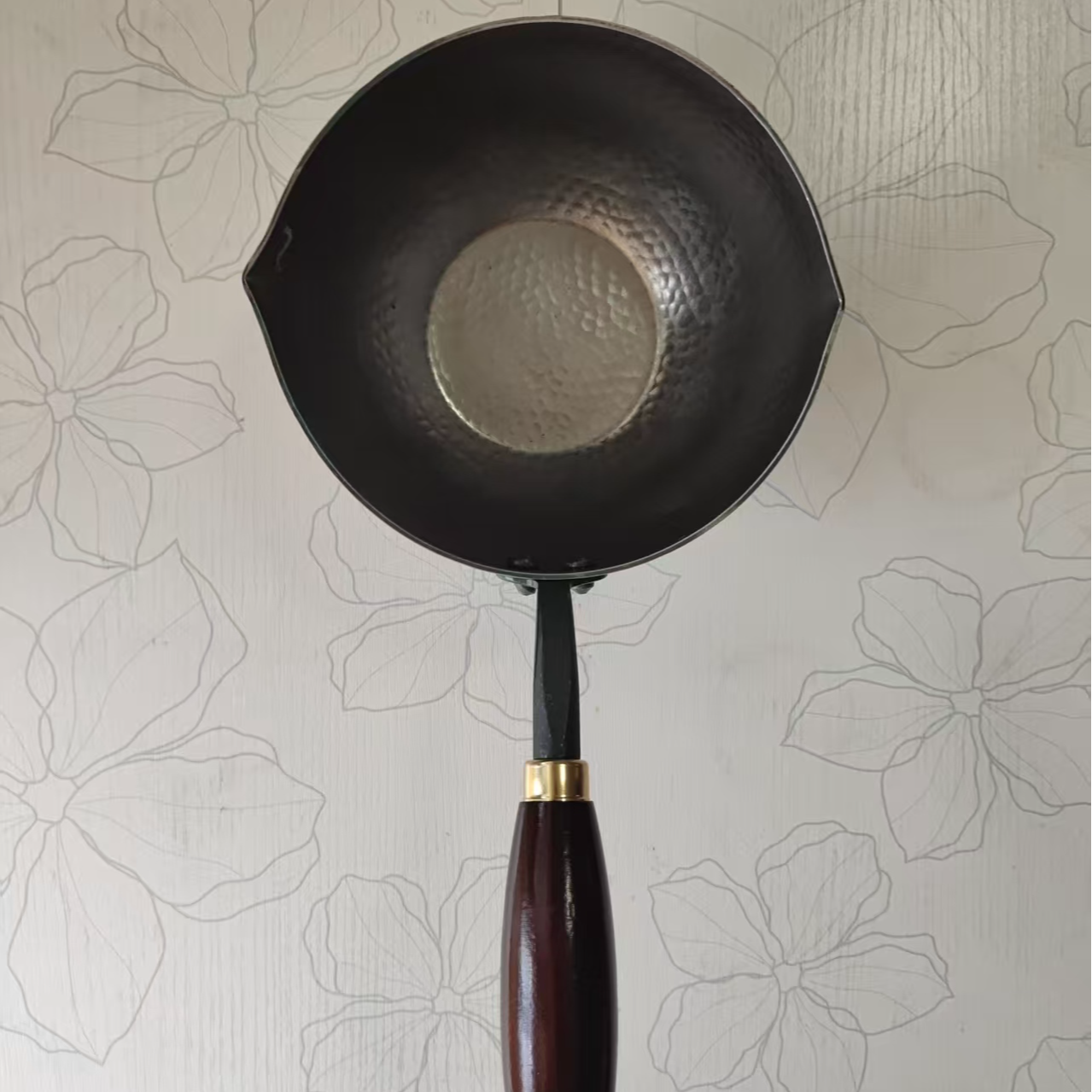章丘手工锻打无涂层一人食煎蛋泼油平底小巧木把元宝锅18cm