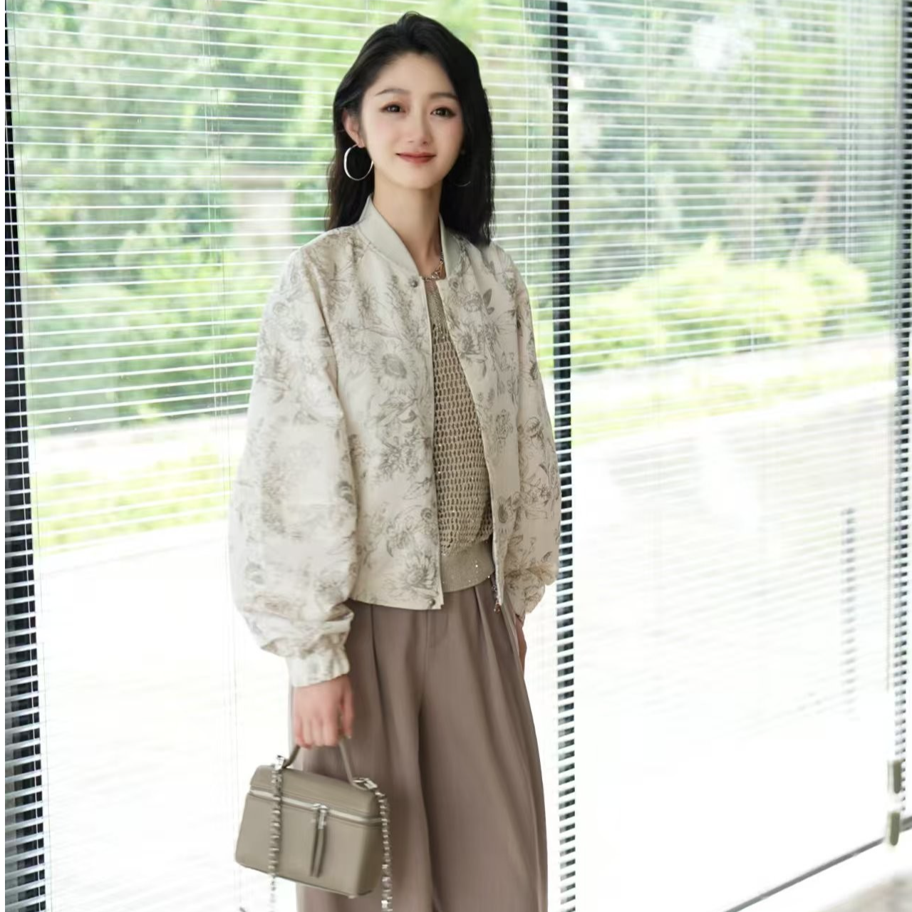 AMASS/阿玛施 插肩灯笼袖立领暗门襟下摆松紧棒球夹克540011