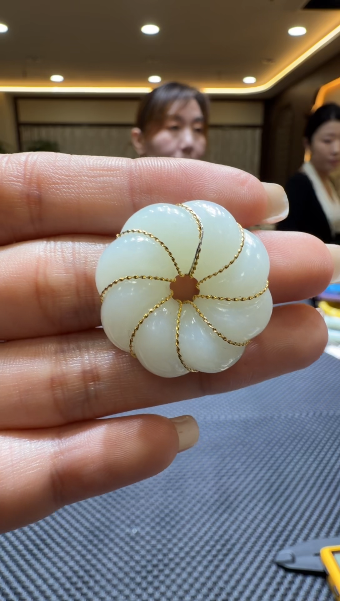 颈饰18K金镶嵌和田玉挂件