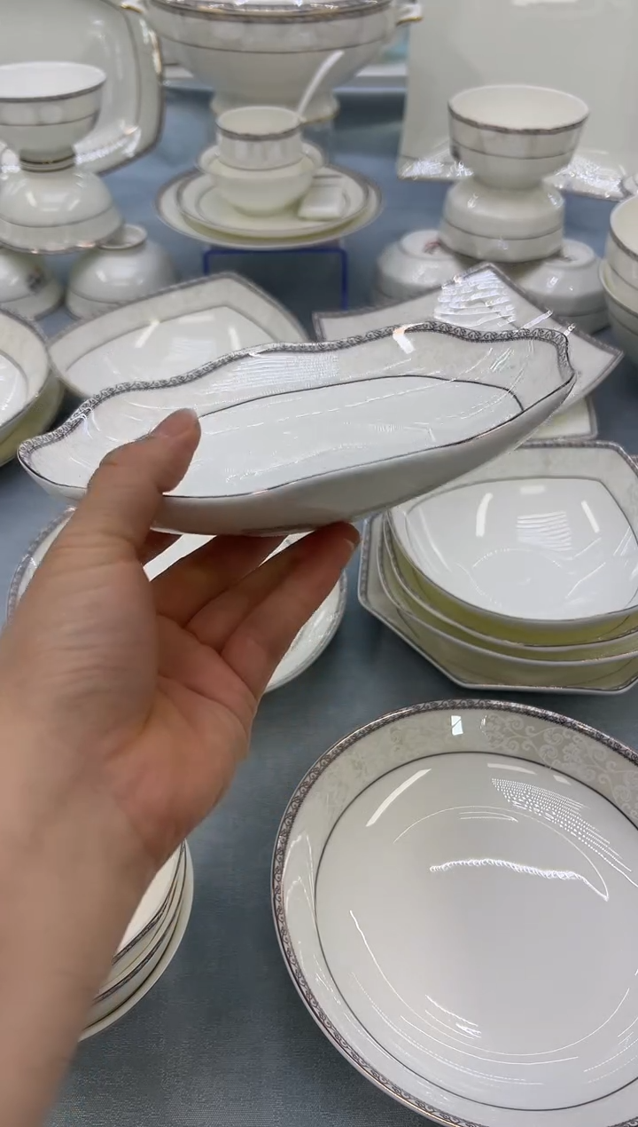 骨瓷玲珑8花2个    