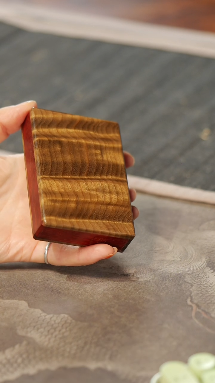 【闪购商品】金丝楠木雕474满金丝云彩精工烟盒