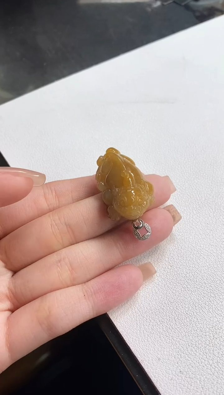 翡翠18K金镶嵌颈饰貔貅