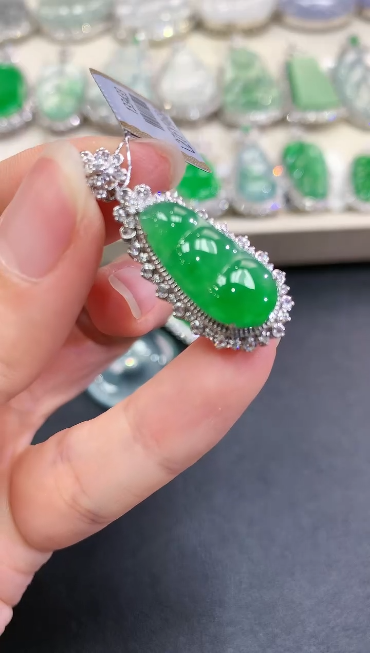 【闪购商品】翡翠颈饰18K金镶嵌C147