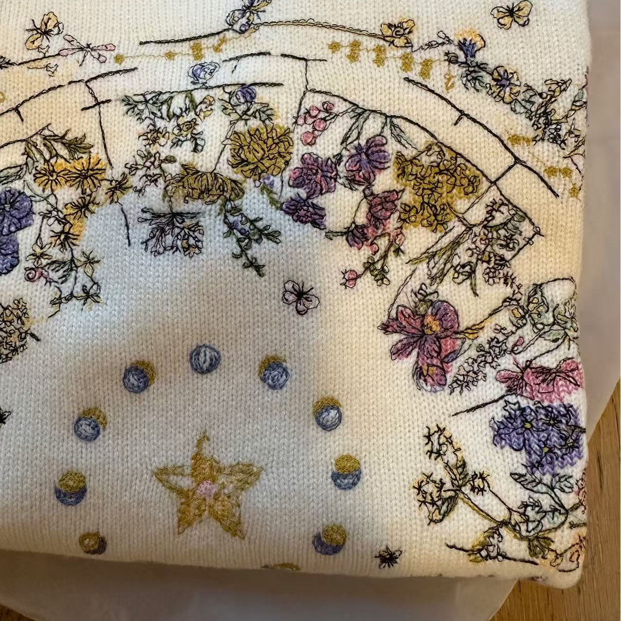 轮盘刺绣花卉图案针织上衣