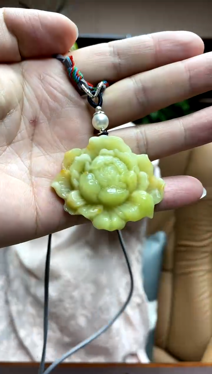 岫玉未镶嵌吊坠·