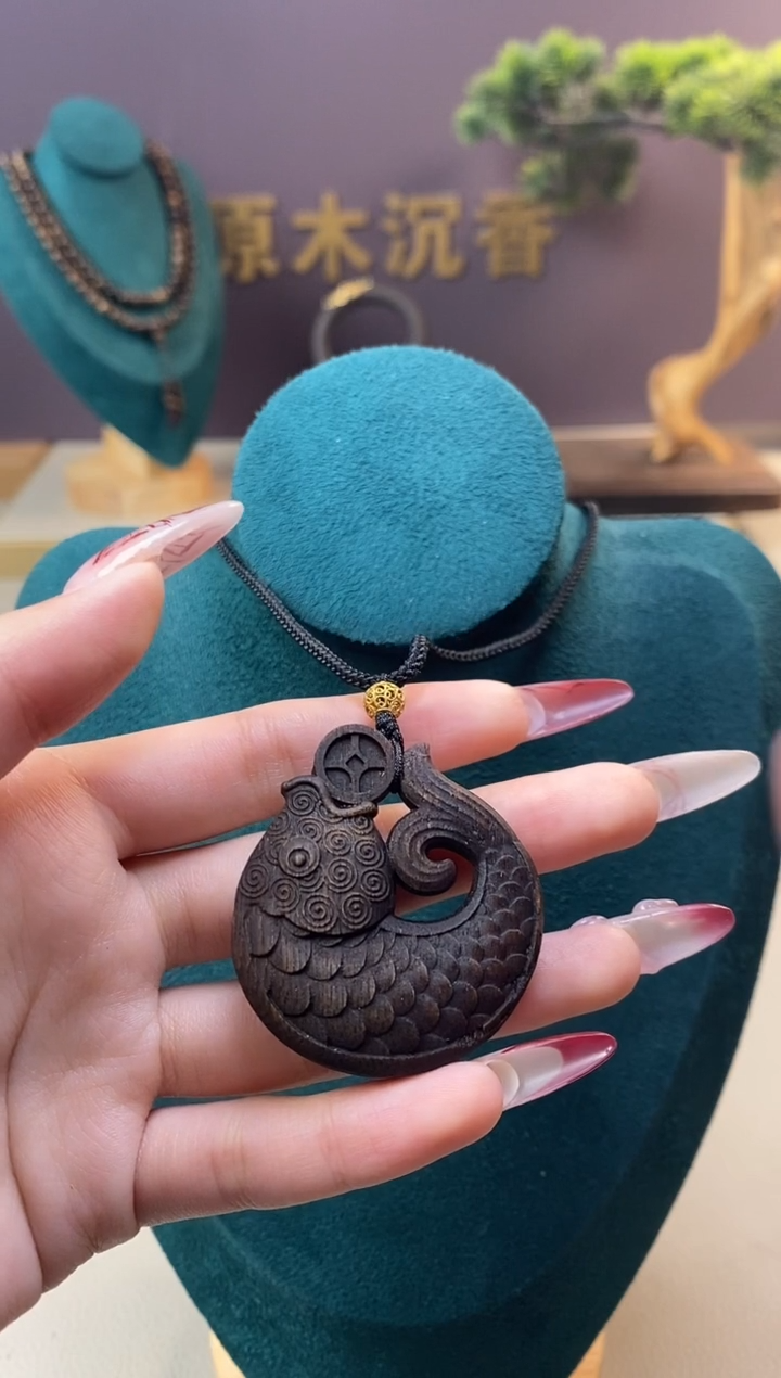 【闪购商品】沉香木手串J顺化紫棋手雕年年有鱼牌