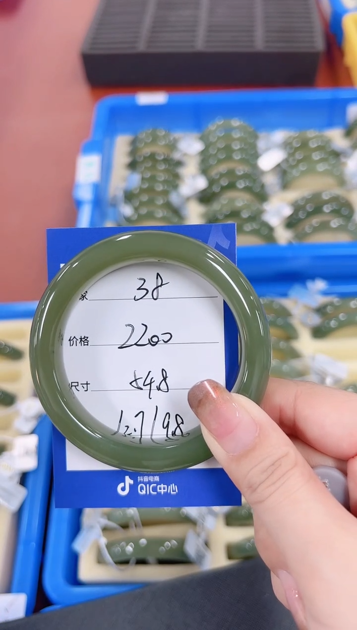 未镶嵌手镯和田玉湖水38