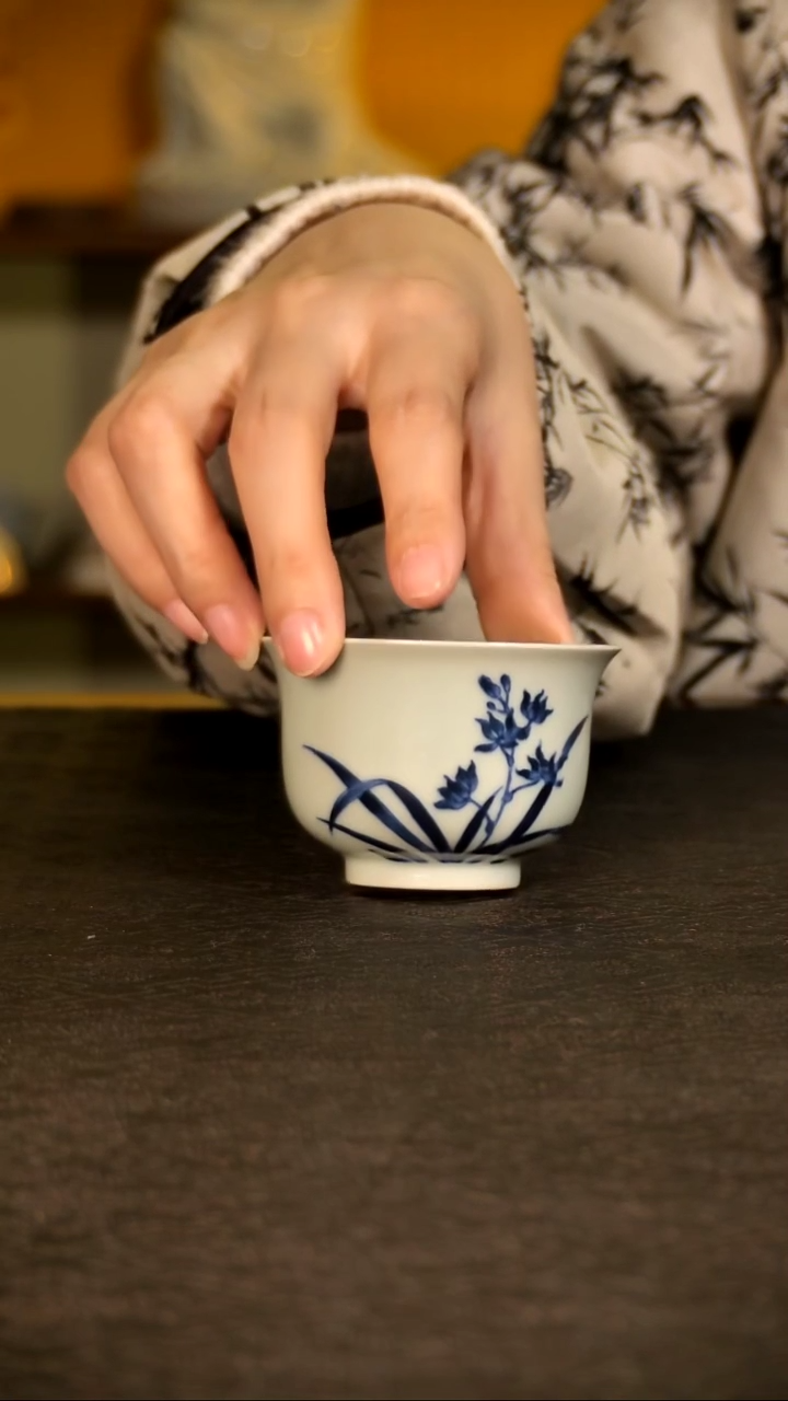 乐之斋青花兰花书法炉式杯