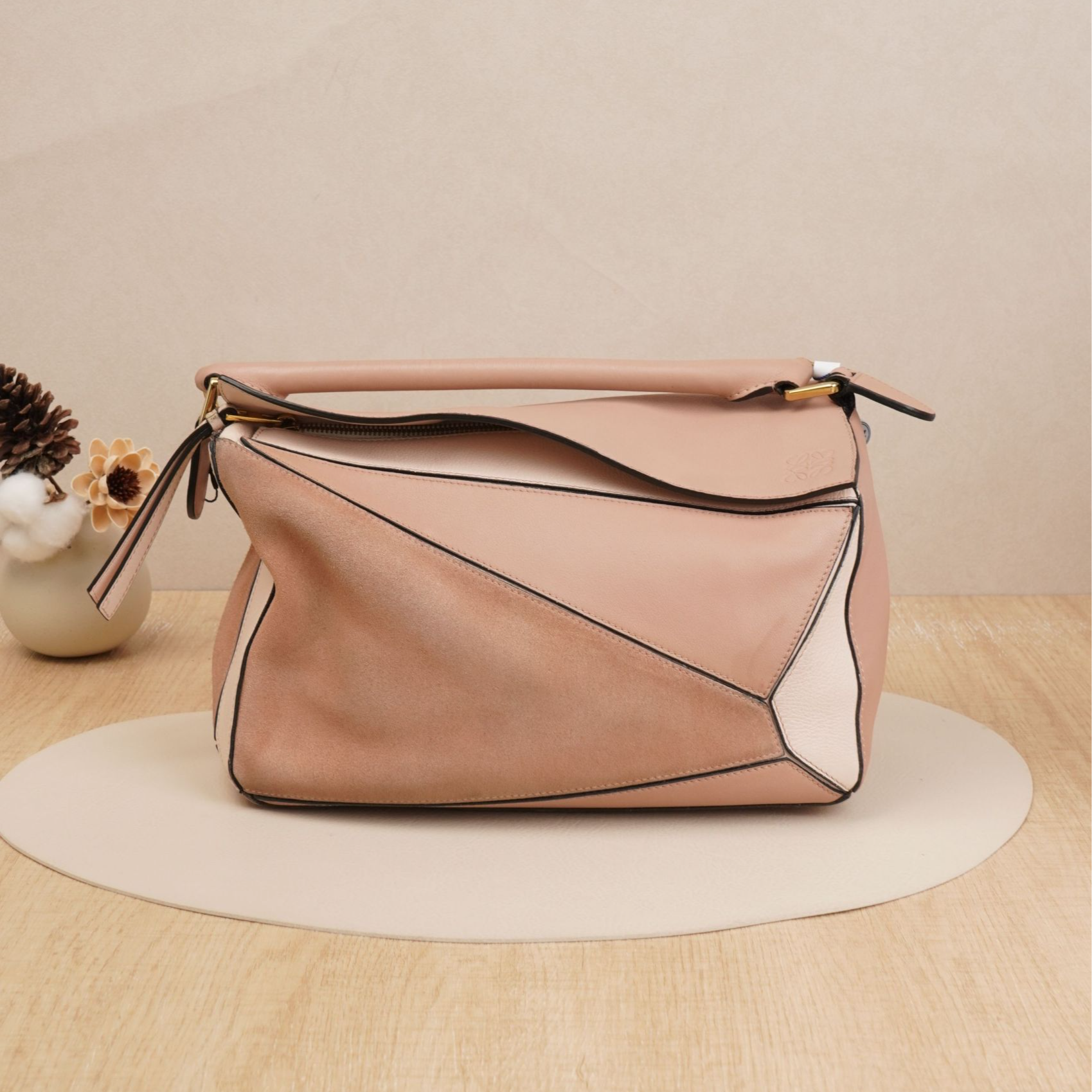 95新 LOEWE/罗意威 罗意威几何包中号麂皮粉色/DS029009