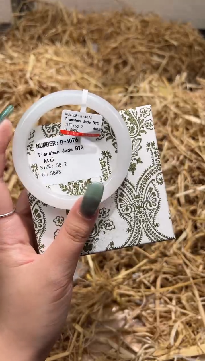未镶嵌手镯石英质玉B4076B