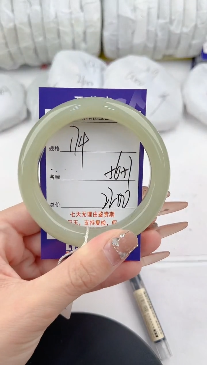 【闪购商品】和田玉手镯未镶嵌174颜色微差无瑕疵