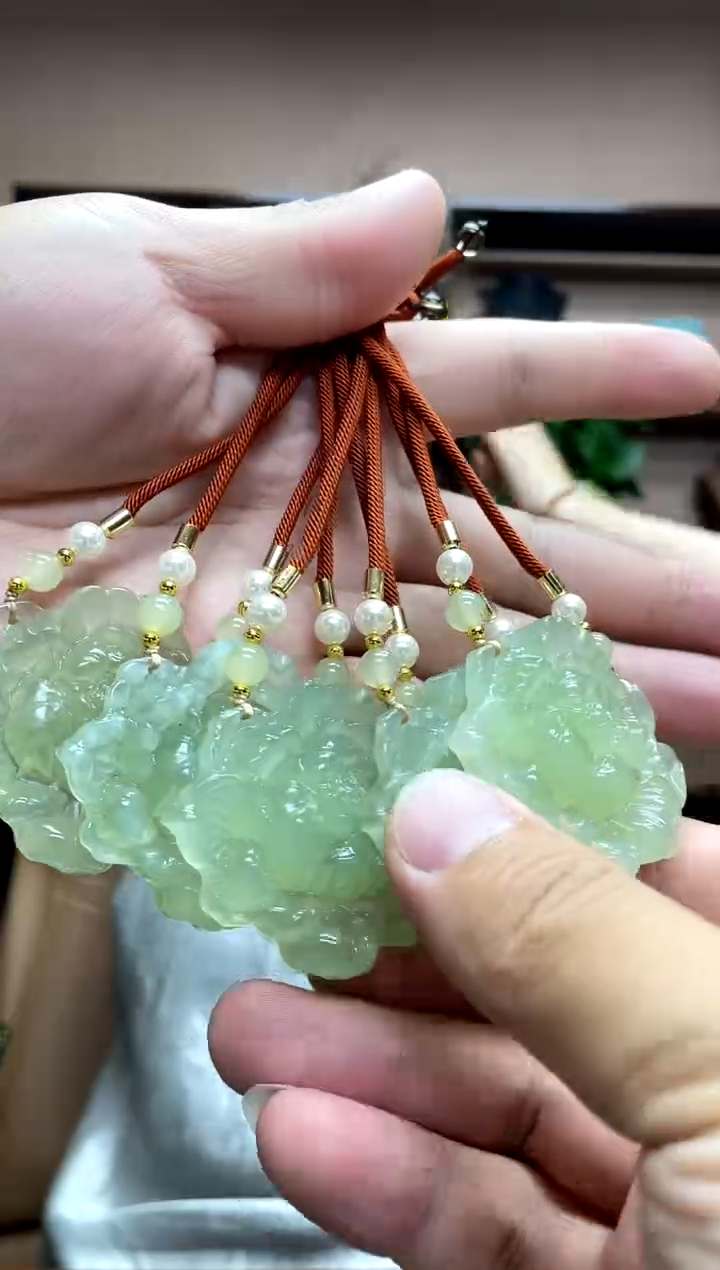 岫玉未镶嵌吊坠多样性发货发其中之一