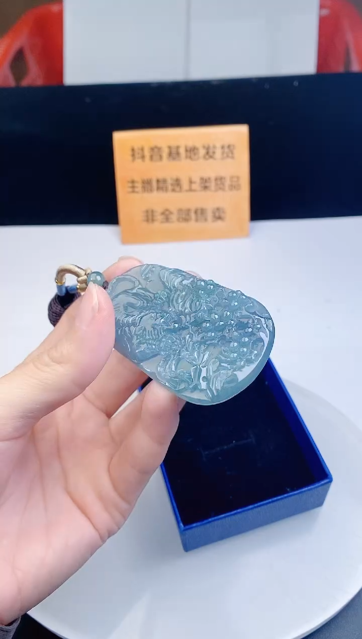 颈饰未镶嵌翡翠 