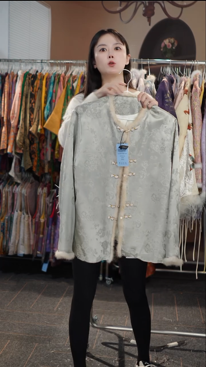 豆绿色夹棉外套   