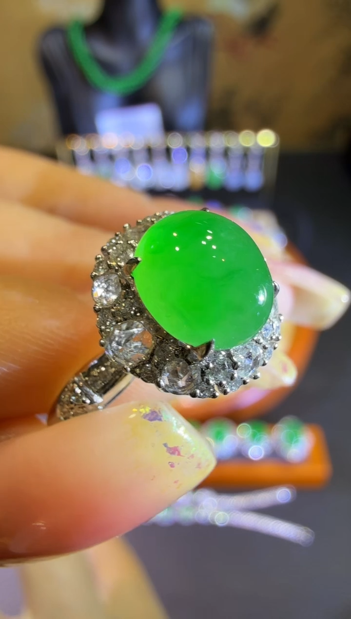 【闪购商品】翡翠戒指18K金镶嵌满绿阳绿蛋面