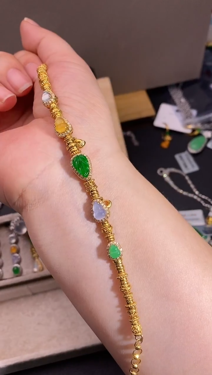 颈饰18K金镶嵌翡翠盘缠