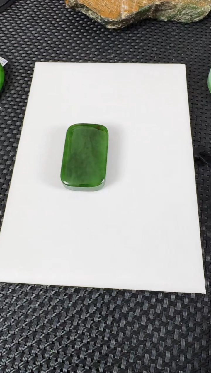 【闪购商品】和田玉（碧玉）吊坠未镶嵌无事牌红皮菠菜绿