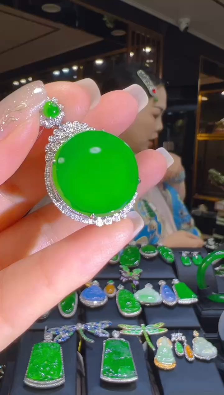 吊坠(赠链)18K金镶嵌翡翠225   