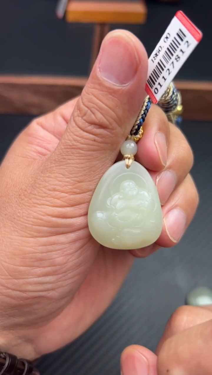 【闪购商品】和田玉吊坠(赠链)未镶嵌且末微色差迪克兰一细