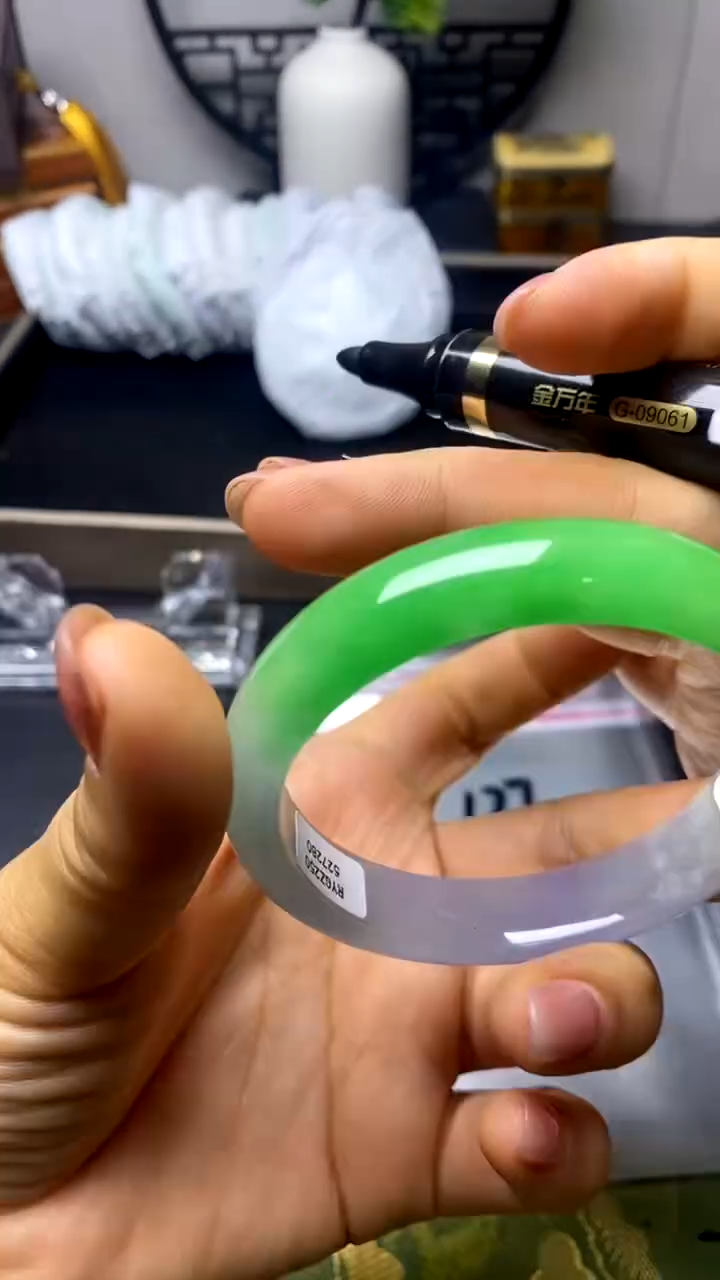 时尚女款缅料手镯127