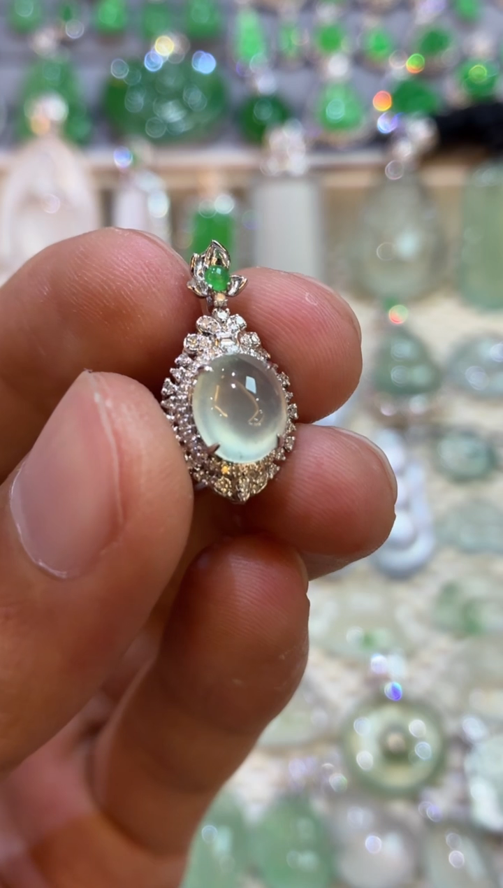 吊坠(不含链)18K金镶嵌翡翠蛋面