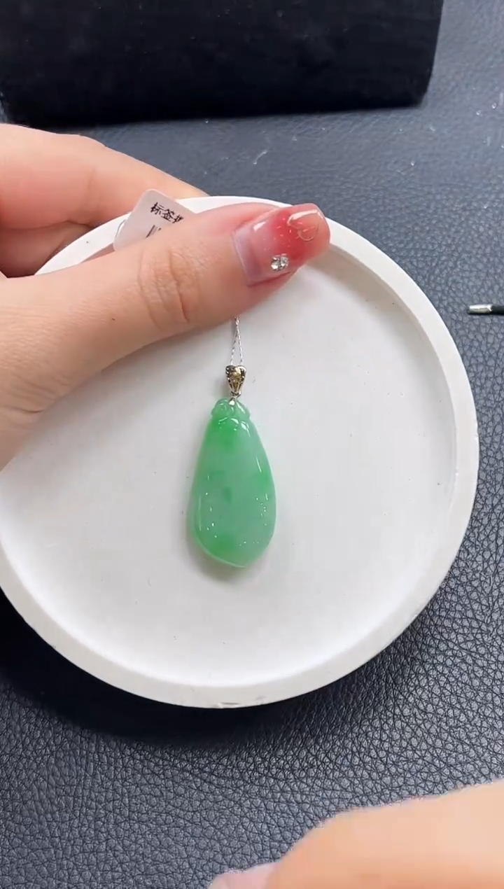 【闪购商品】翡翠颈饰18K金镶嵌福瓜