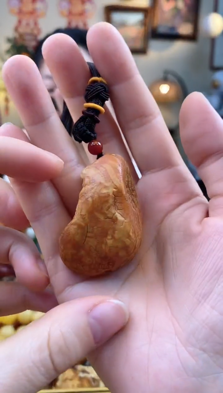 【闪购商品】琥珀颈饰未镶嵌手把件