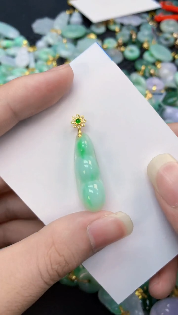 翡翠未镶嵌颈饰         1