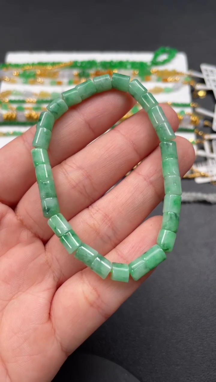 未镶嵌手串翡翠一条   P509