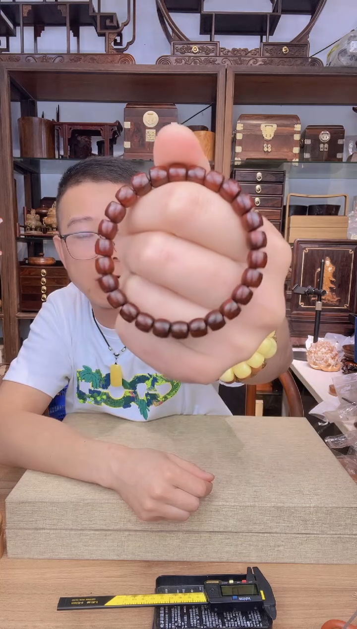 乌木类架子504小叶紫檀7*8直切单圈手串